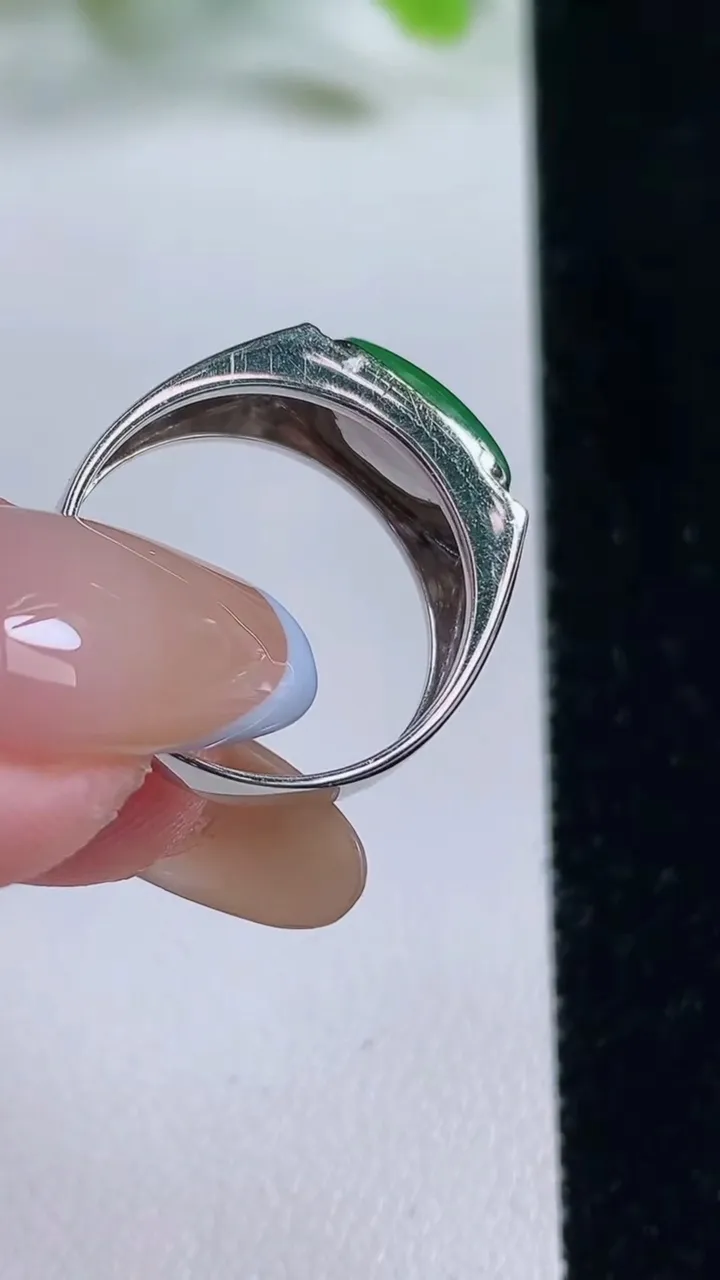 天然A货翡翠马鞍戒指，尺寸17.7-10.8-5.3-5.1，重量:3.45g2025年11月6日
工厂直销收藏佳品,种好水足，色泽均匀，有种有色，上手高大气！