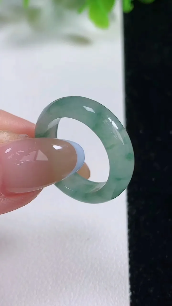 天然A货翡翠冰种飘花指环 戒指，尺寸17.3-5.7-3，重量:3.79g2025年11月6日
工厂