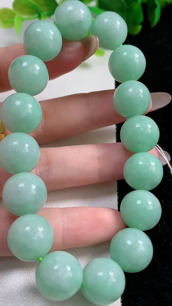 天然A货翡翠圆珠手串16颗，尺寸13.3，重量:64.54g11月6日
工厂直销收藏佳品,种好水足，色泽均匀，有种有色，上手高大气！
