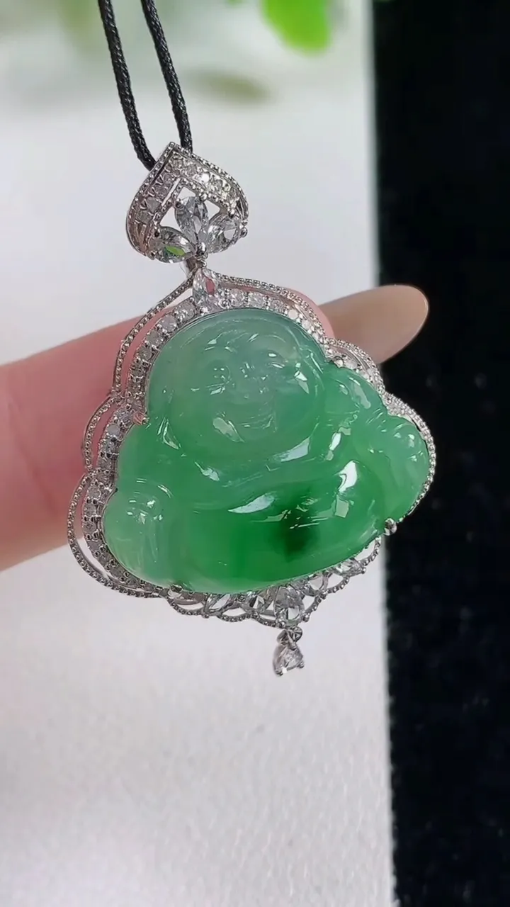 天然A货翡翠佛公吊坠，尺寸34.5-25-9.4裸石17.6-21，重量:4.66g
11月6日