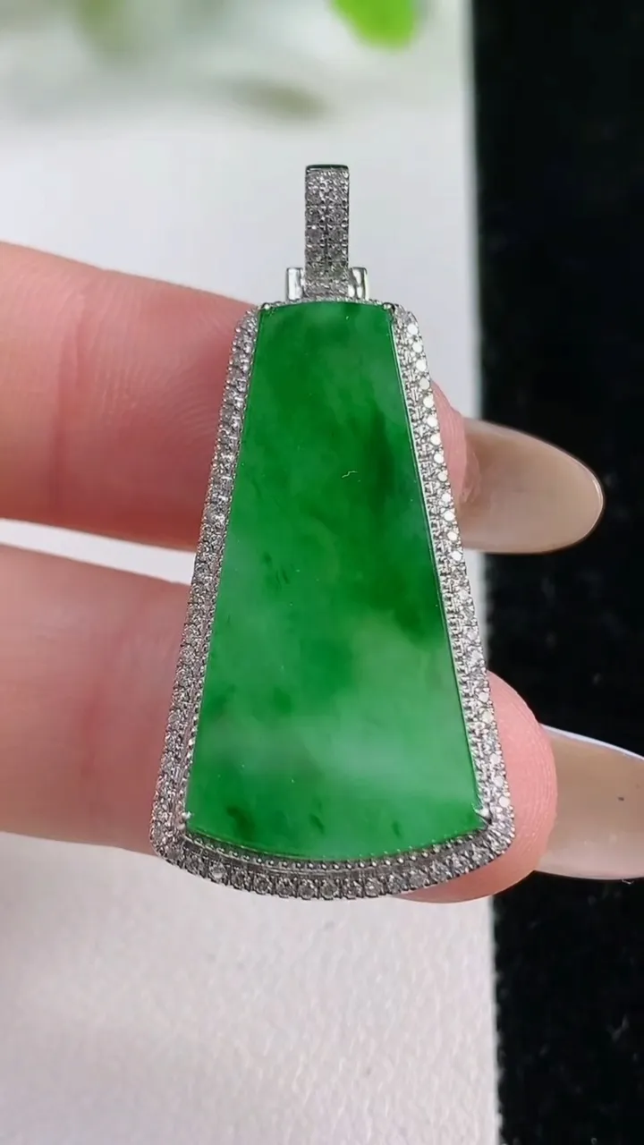 天然A货翡翠无事牌吊坠，尺寸39-17-6.6裸石29-15.3，重量:5.04g
11月6日