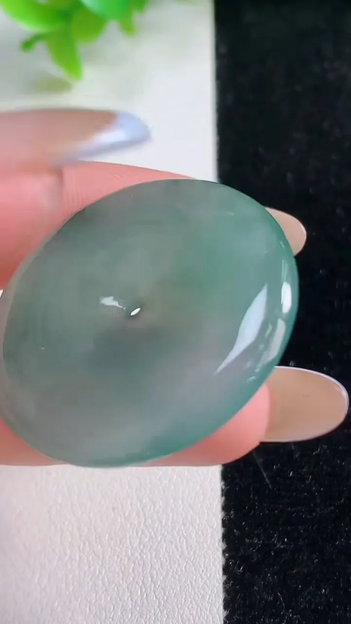 天然A货翡翠冰种飘花平安扣吊坠，尺寸34-5，重量:12.65g
11月6日