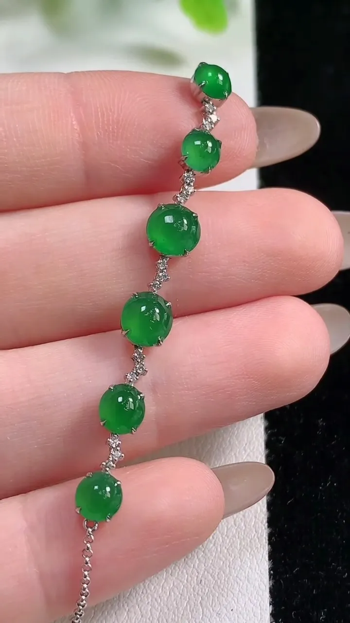 天然A货翡翠蛋面手链，尺寸5.8，重量:2.28g
11月6日