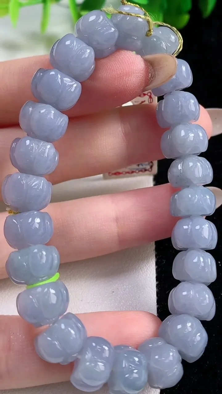 天然A货翡翠种紫罗兰莲花手串24颗，尺寸10-6.6，重量35.53g11月6日
工厂直销收藏佳品,种好水足，色泽均匀，有种有色，上手高大气！