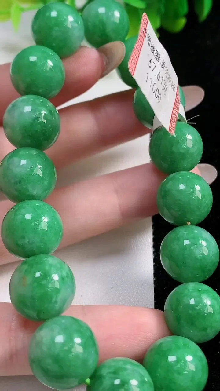 天然A货翡翠圆珠手串16颗，尺寸13.6，重量:67.74g11月6日
工厂直销收藏佳品,种好水足，