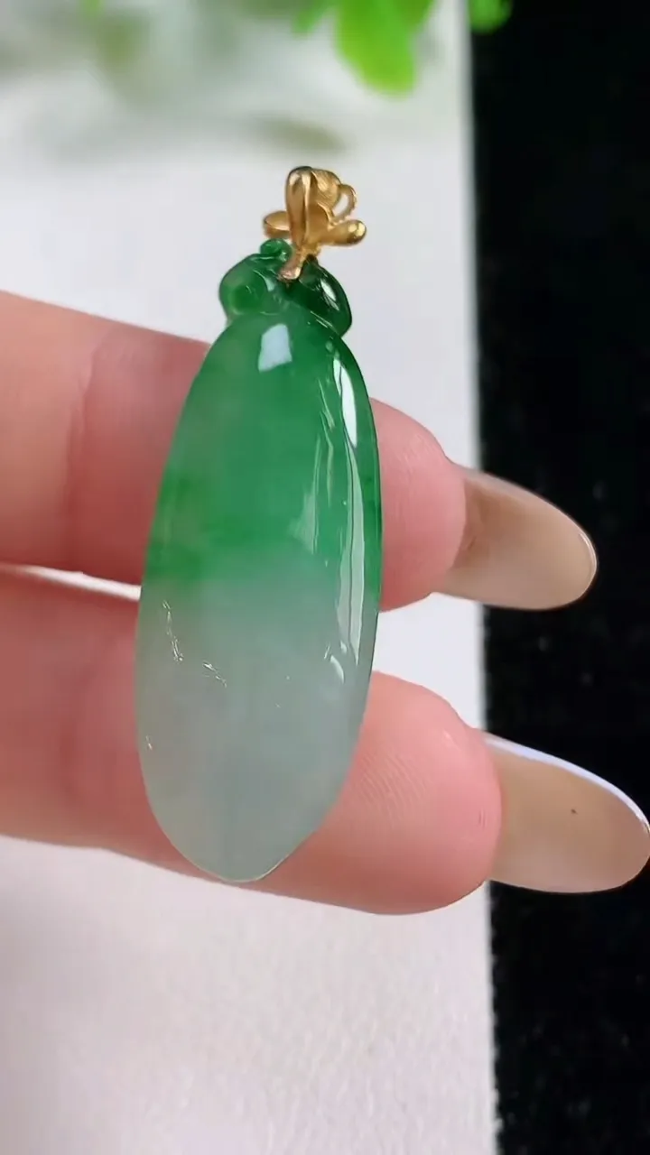 天然A货翡翠福瓜吊坠，尺寸35-13-6.1，重量:4.92g
11月6日