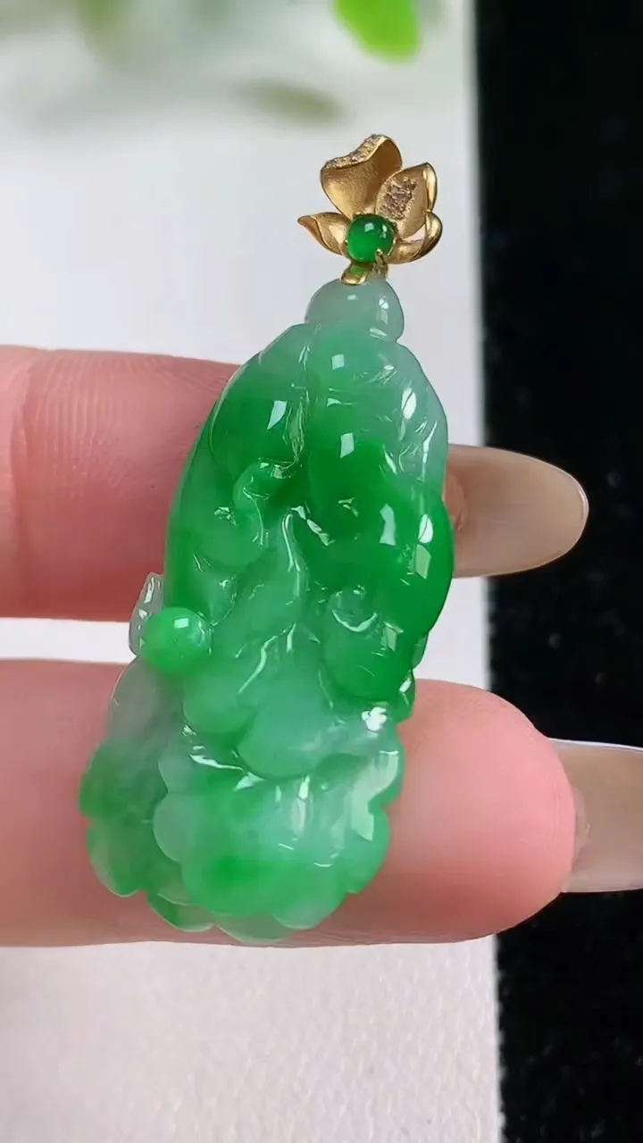 天然A货翡翠白菜吊坠，尺寸33.8-15.3-6.1，重量:6.29g
11月6日