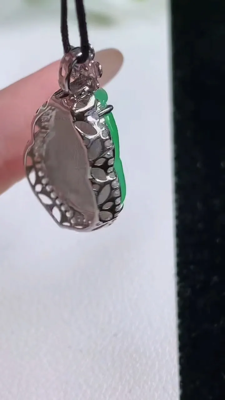 天然A货翡翠葫芦吊坠，尺寸29.3-16.8-9.8裸石18.8-14，重量:4.71g
11月6日