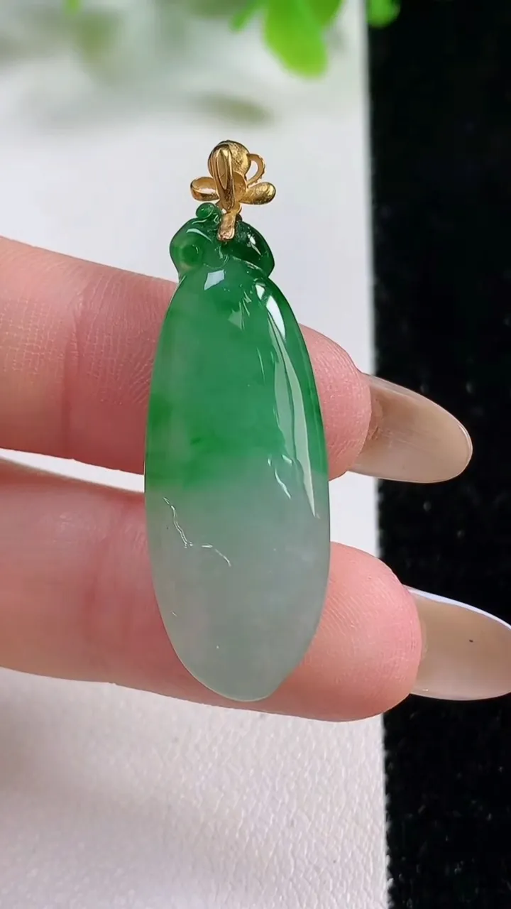 天然A货翡翠福瓜吊坠，尺寸35-13-6.1，重量:4.92g
11月6日