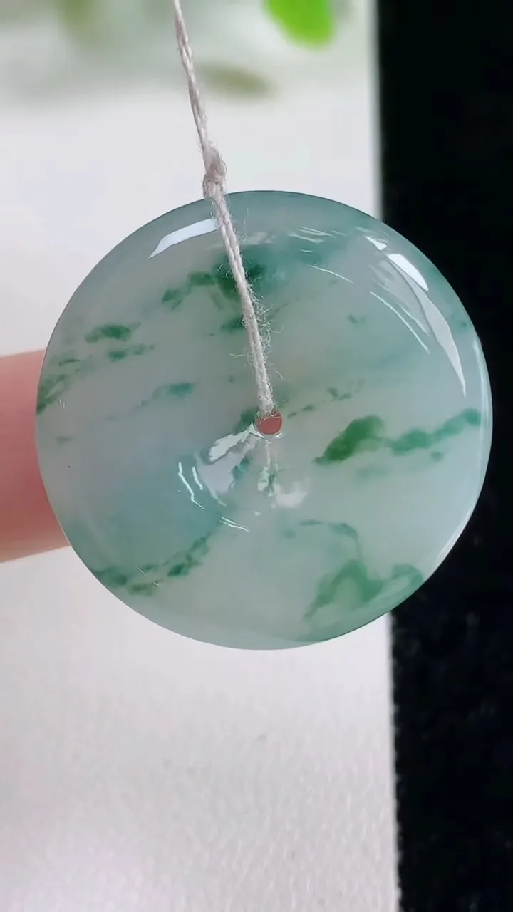 天然A货翡翠冰种飘花平安扣吊坠，尺寸28.7-5.8，重量:9.95g
11月6日