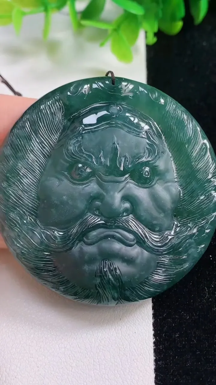 天然A货翡翠关公吊坠，尺寸57.6-11.6，重量:67.42g
11月6日