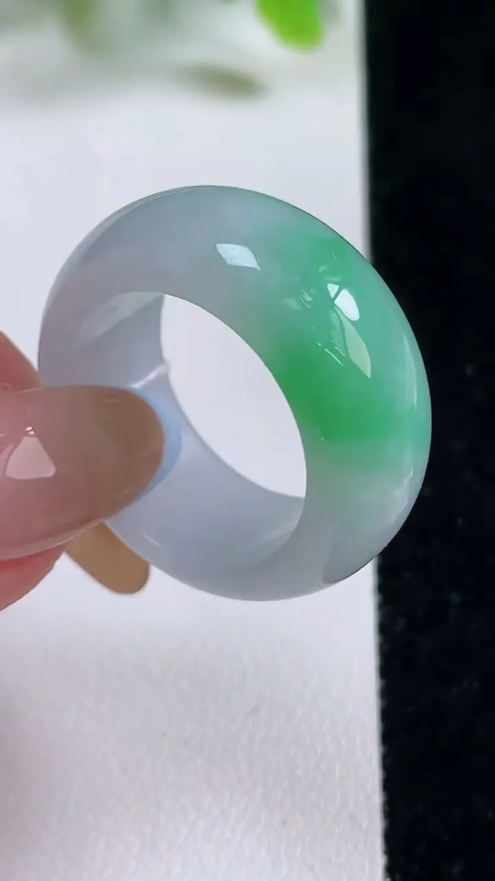 天然A货翡翠指环 扳指 戒指，尺寸20.3-11.6-4.6，重量:12.61g2025年11月6日
工厂直销收藏佳品,种好水足，色泽均匀，有种有色，上手高大气！