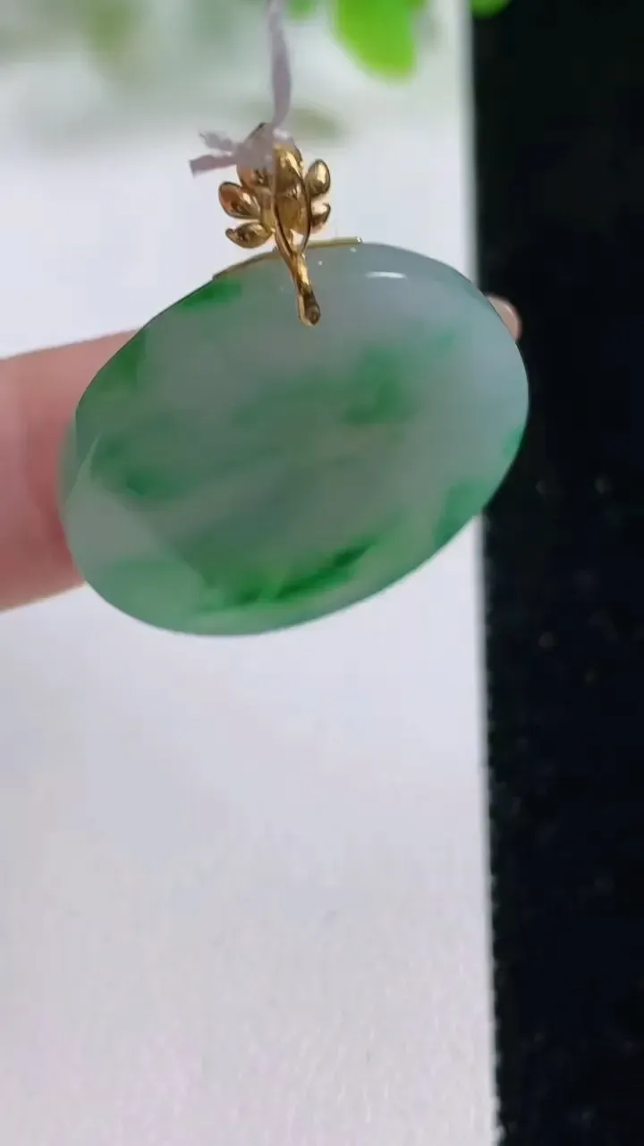 天然A货翡翠无事牌吊坠，尺寸25.4-2.8，重量:5.13g
11月6日