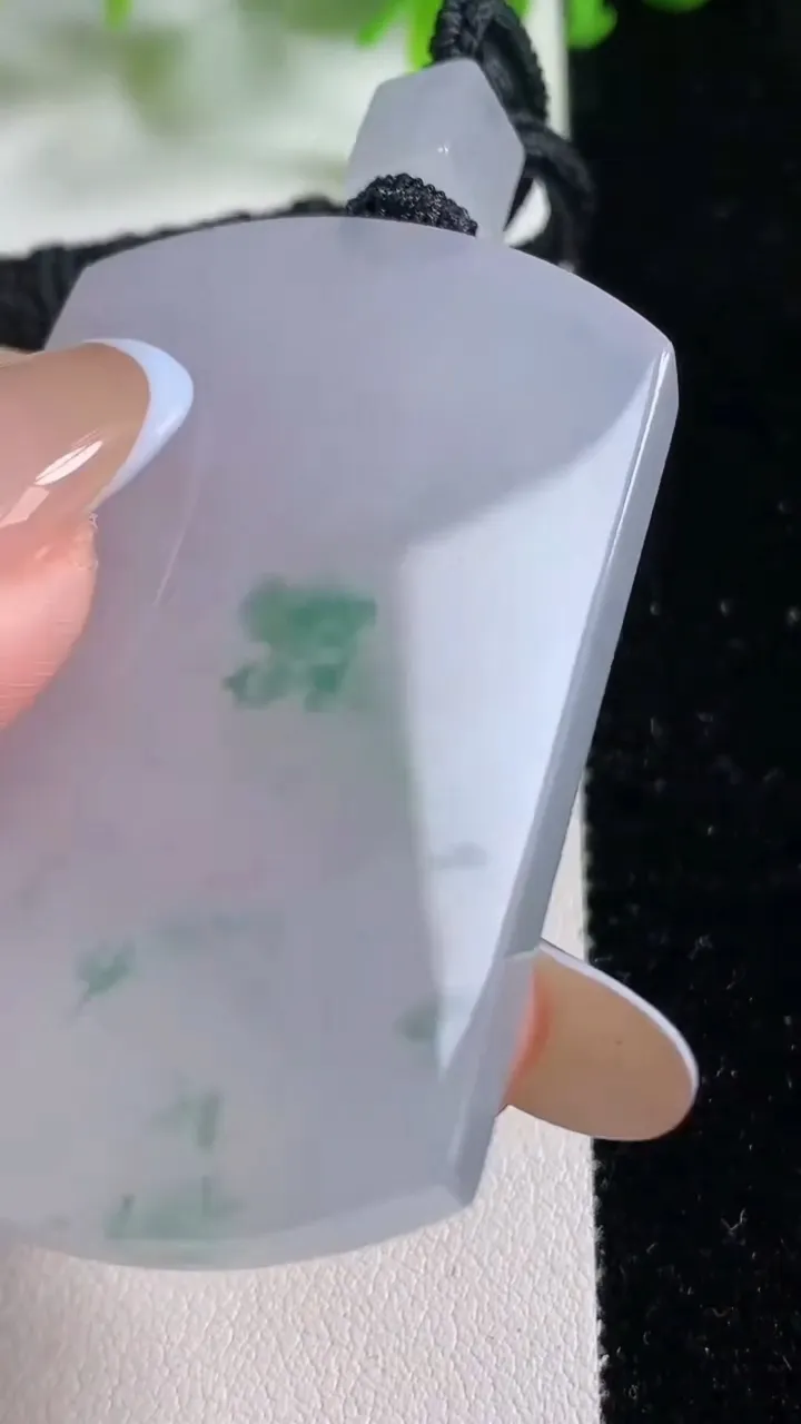 天然A货翡翠种飘花无事牌吊坠，尺寸54.2-35.8-6.4，重量:39.12g
11月6日