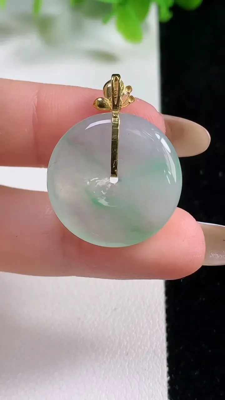 天然A货翡翠平安扣吊坠，尺寸23-3.9，重量:4.76g
11月6日