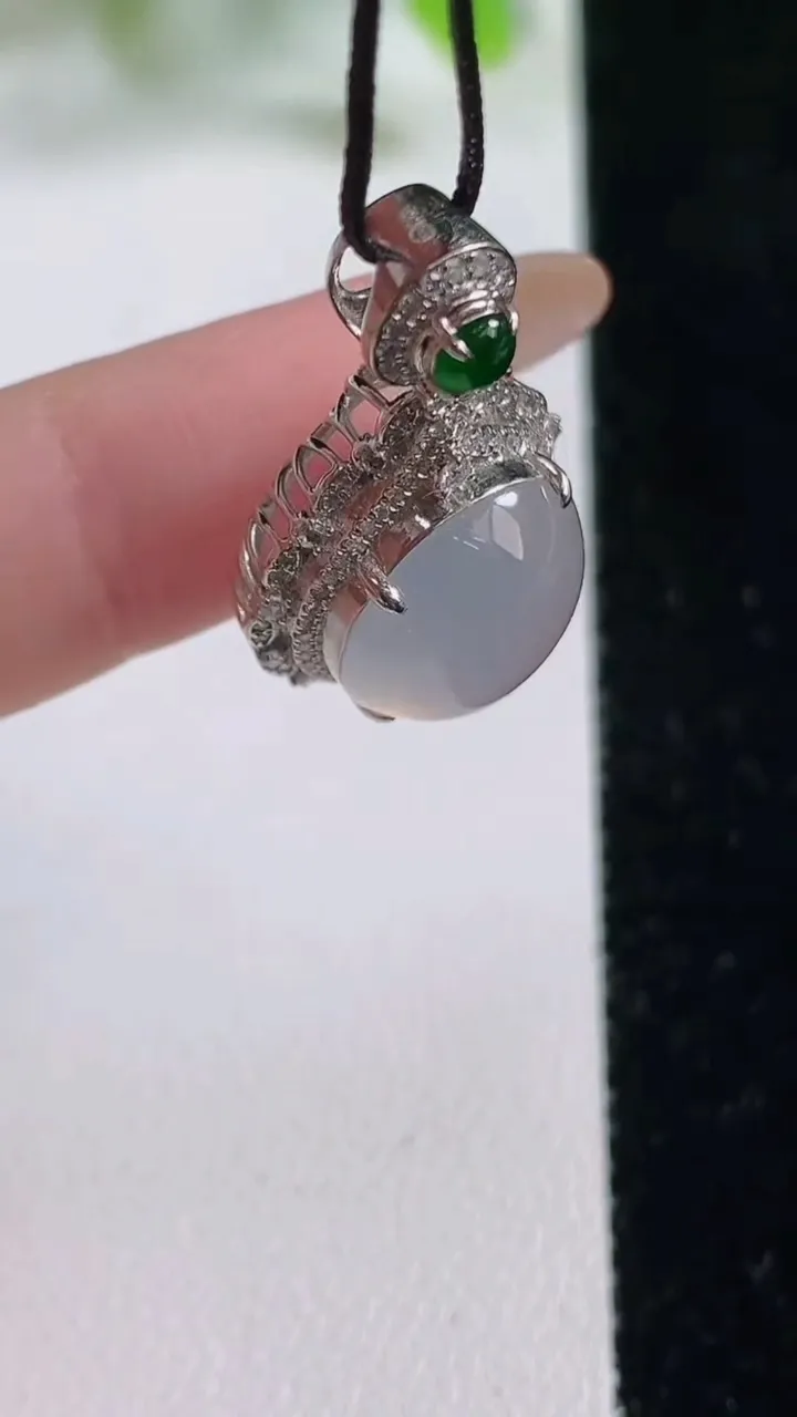 天然A货翡翠种白冰蛋面吊坠，尺寸29.6-16.7-11.2裸石12.8，重量:4.35g
11月6日