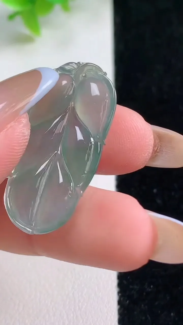 天然A货翡翠金枝玉叶 叶子吊坠，尺寸31.7-16.3-4，重量:3.59g
11月6日