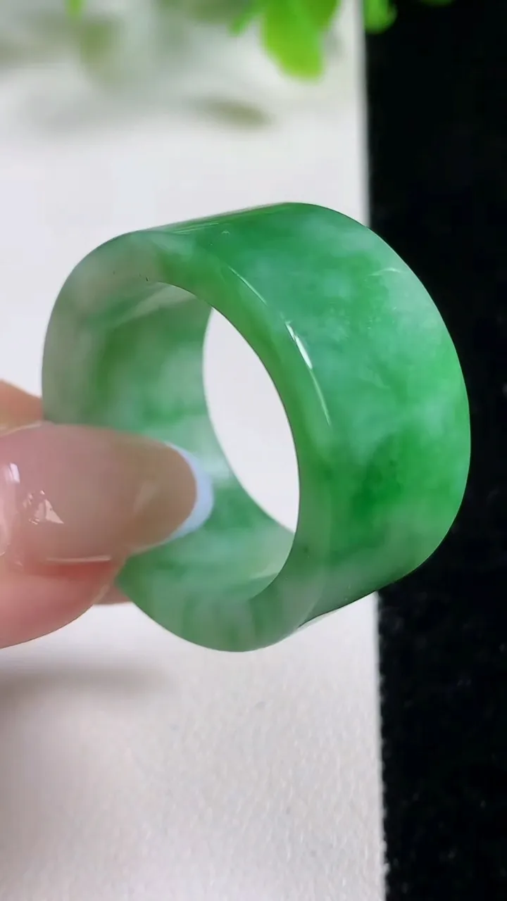 天然A货翡翠指环 扳指 戒指，尺寸23.5-14-3.4，重量:14.10g2025年11月6日
工厂直销收藏佳品,种好水足，色泽均匀，有种有色，上手高大气！
