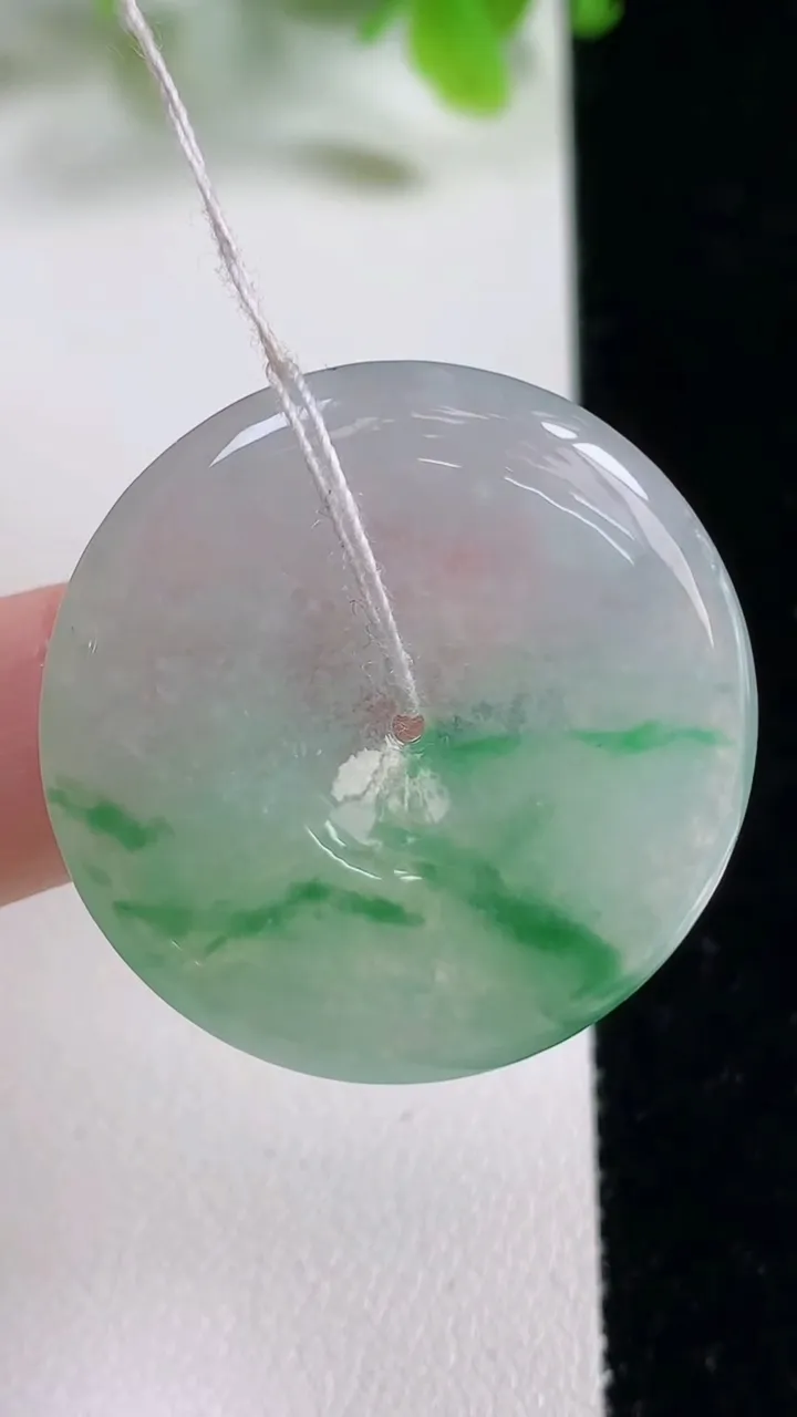 天然A货翡翠平安扣吊坠，尺寸31-5，重量:10.63g
11月6日