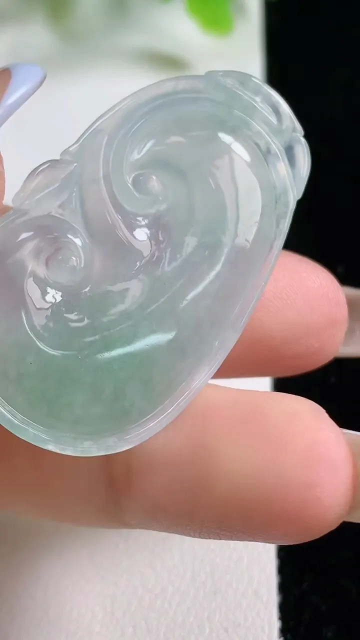 天然A货翡翠如意吊坠，尺寸40.8-24.8-5.1，重量:9.94g
11月6日