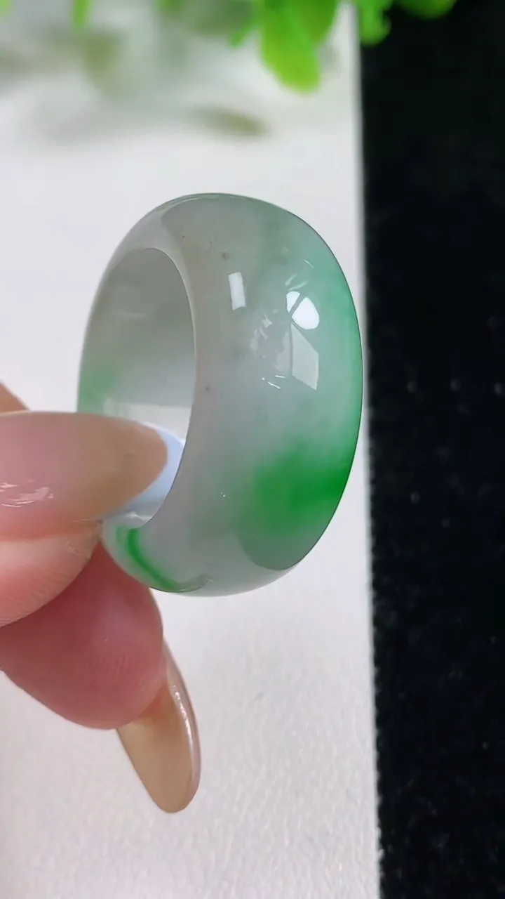 天然A货翡翠扳指 戒指 指环，尺寸20.5-11.8-4.5，重量:12.66g2025年11月6日
工厂直销收藏佳品,种好水足，色泽均匀，有种有色，上手高大气！