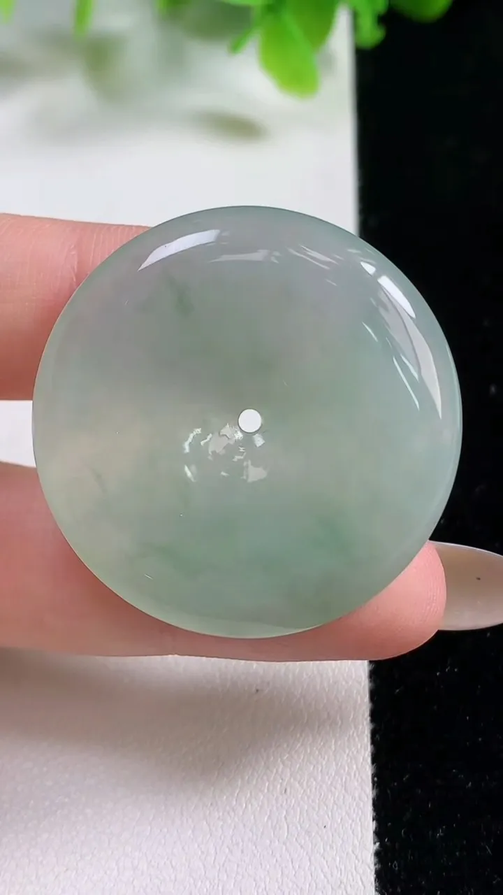 天然A货翡翠平安扣吊坠，尺寸35-5.6，重量14.37g
11月6日