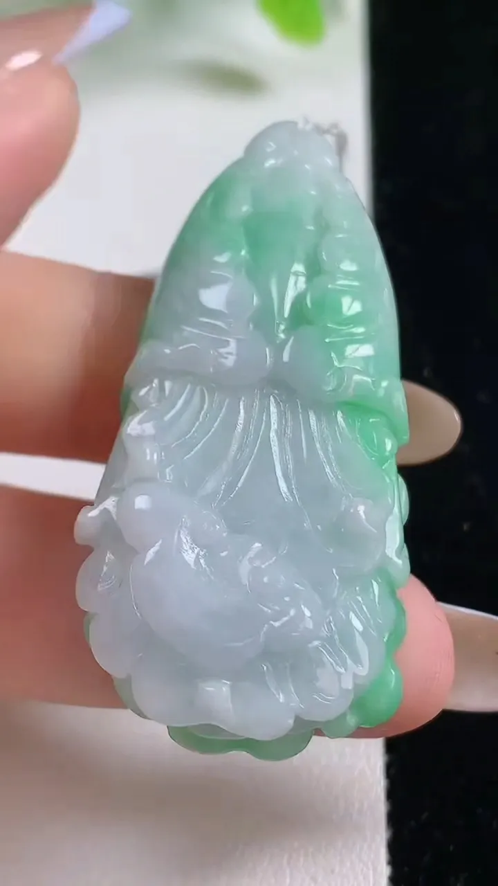 天然A货翡翠白菜吊坠，尺寸50.7-23.2-9.2，重量:19.59g
11月6日