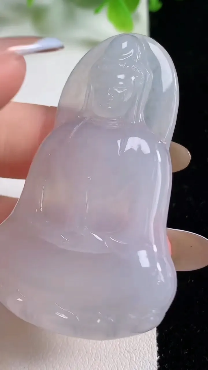 天然A货翡翠素衣观音菩萨吊坠，尺寸59.5-38.6-6.1，重量:23.68g
11月6日