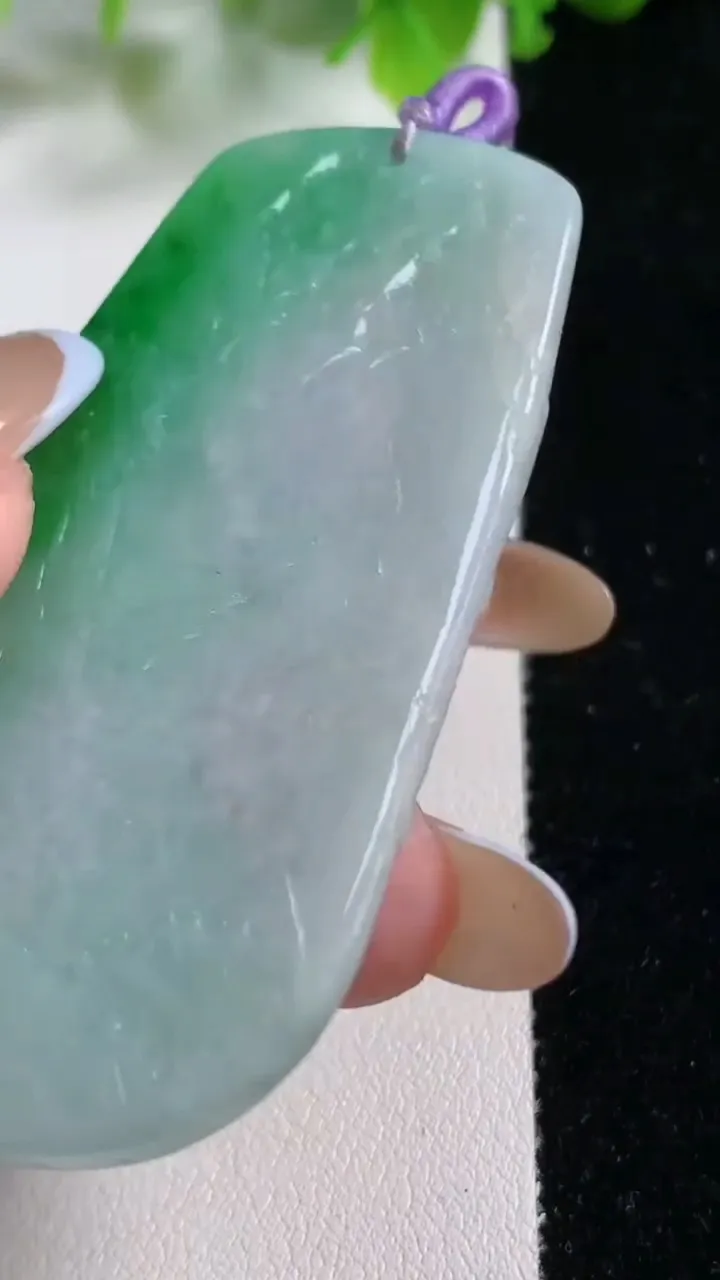 天然A货翡翠山水牌吊坠，尺寸64-37.6-6.1，重量:32.14g
11月6日