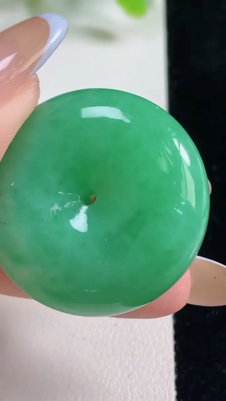 天然A货翡翠平安扣吊坠，尺寸33.4-12.2，重量:29.77g
11月6日