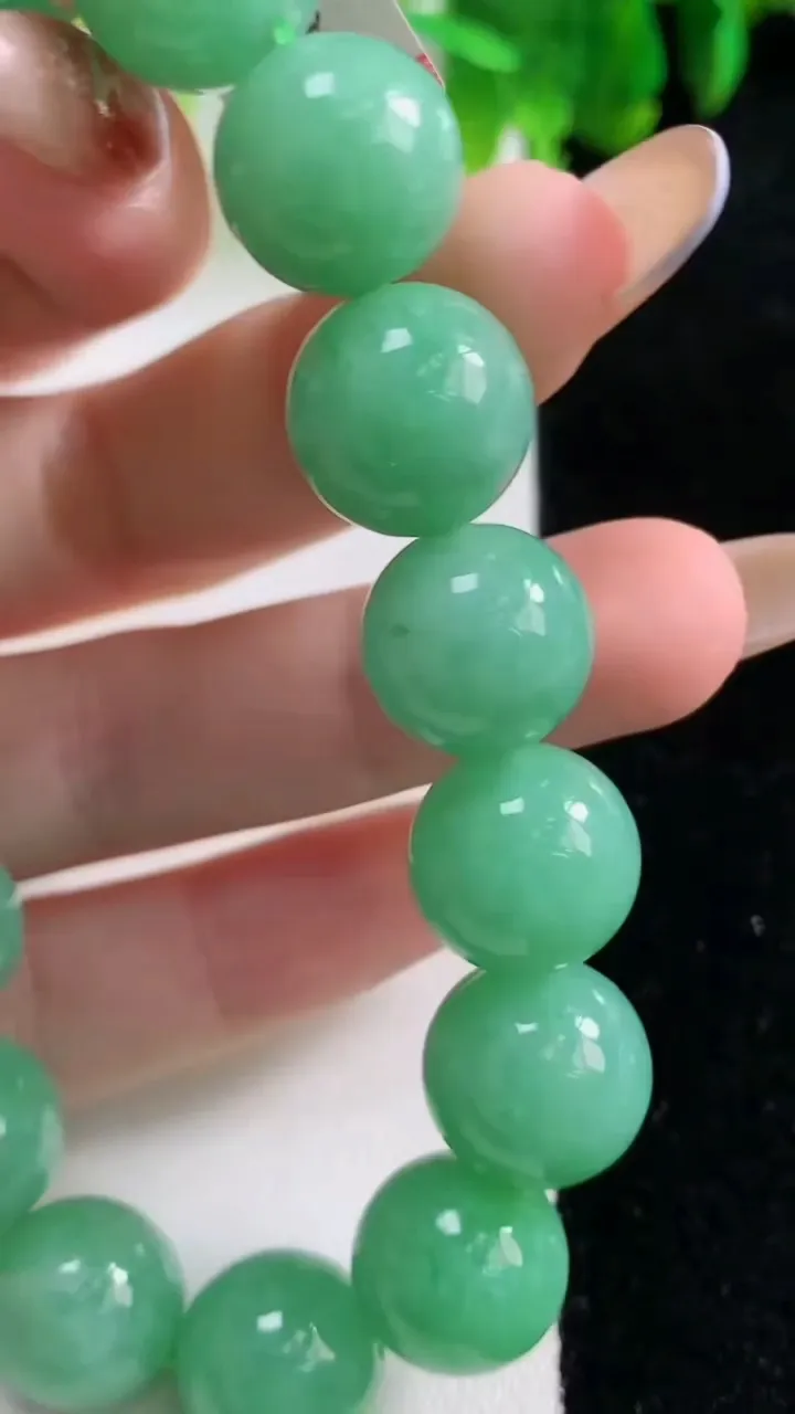 天然A货翡翠圆珠手串16颗，尺寸12.8，重量:61.18g11月6日
工厂直销收藏佳品,种好水足，色泽均匀，有种有色，上手高大气！