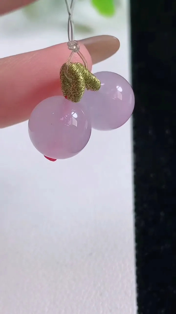 天然A货翡翠冰种粉紫罗兰圆珠吊坠一对，尺寸11.3，重量:5.32g
11月6日