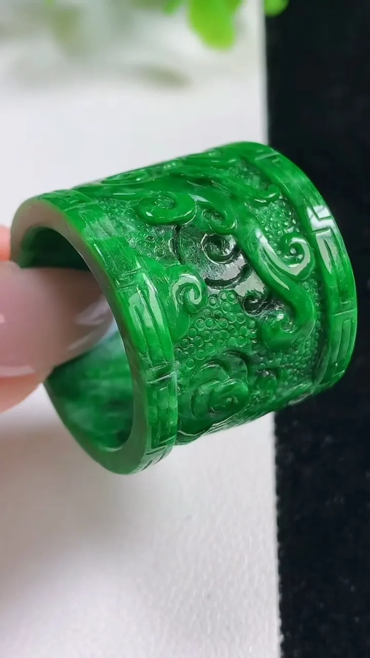 天然A货翡翠指环 扳指 戒指，尺寸23-24.4-3.4，重量:19.23g2025年11月6日
工厂直销收藏佳品,种好水足，色泽均匀，有种有色，上手高大气！