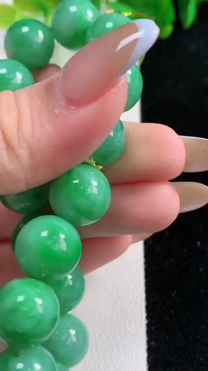 天然A货翡翠圆珠手串16颗，尺寸12.6，重量:55.00g11月6日
工厂直销收藏佳品,种好水足，色泽均匀，有种有色，上手高大气！