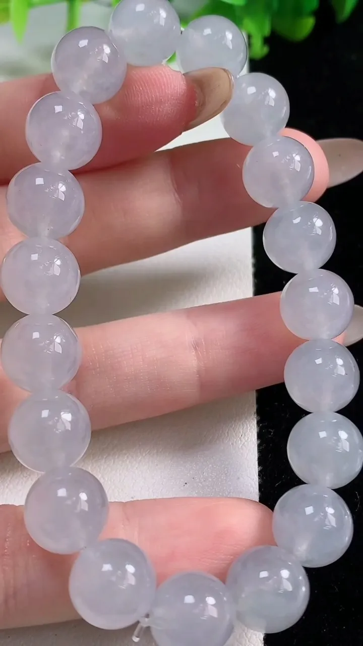 天然A货翡翠种白冰圆珠手串19颗，尺寸10.2，重量:35.21g11月6日
工厂直销收藏佳品,种好水足，色泽均匀，有种有色，上手高大气！