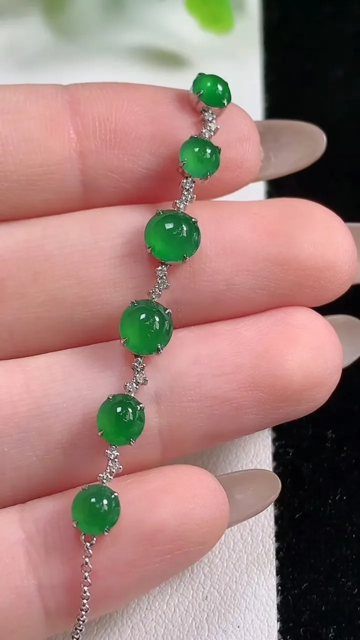天然A货翡翠蛋面手链，尺寸5.8，重量:2.28g
11月6日