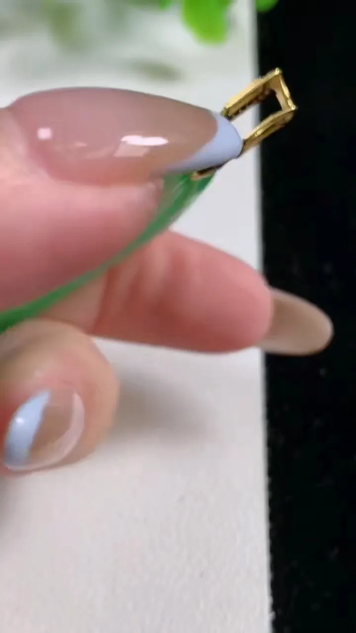 天然A货翡翠鸟语花香吊坠，尺寸51.3-42.7-6，重量:27.26g
11月6日