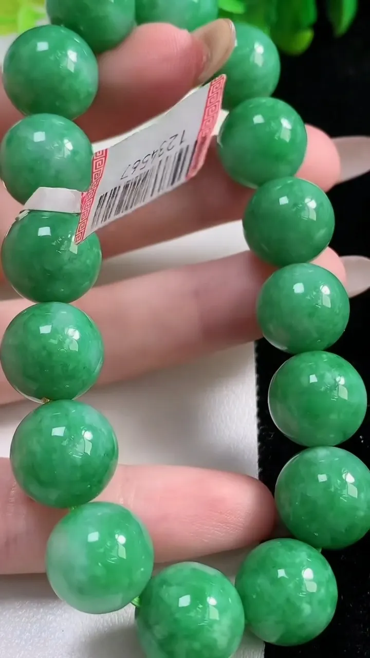 天然A货翡翠圆珠手串16颗，尺寸13.6，重量:67.74g11月6日
工厂直销收藏佳品,种好水足，色泽均匀，有种有色，上手高大气！