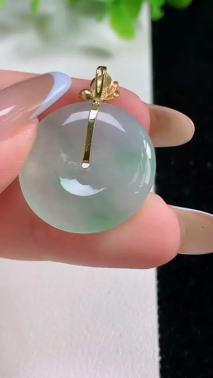 天然A货翡翠平安扣吊坠，尺寸23-3.9，重量:4.76g
11月6日