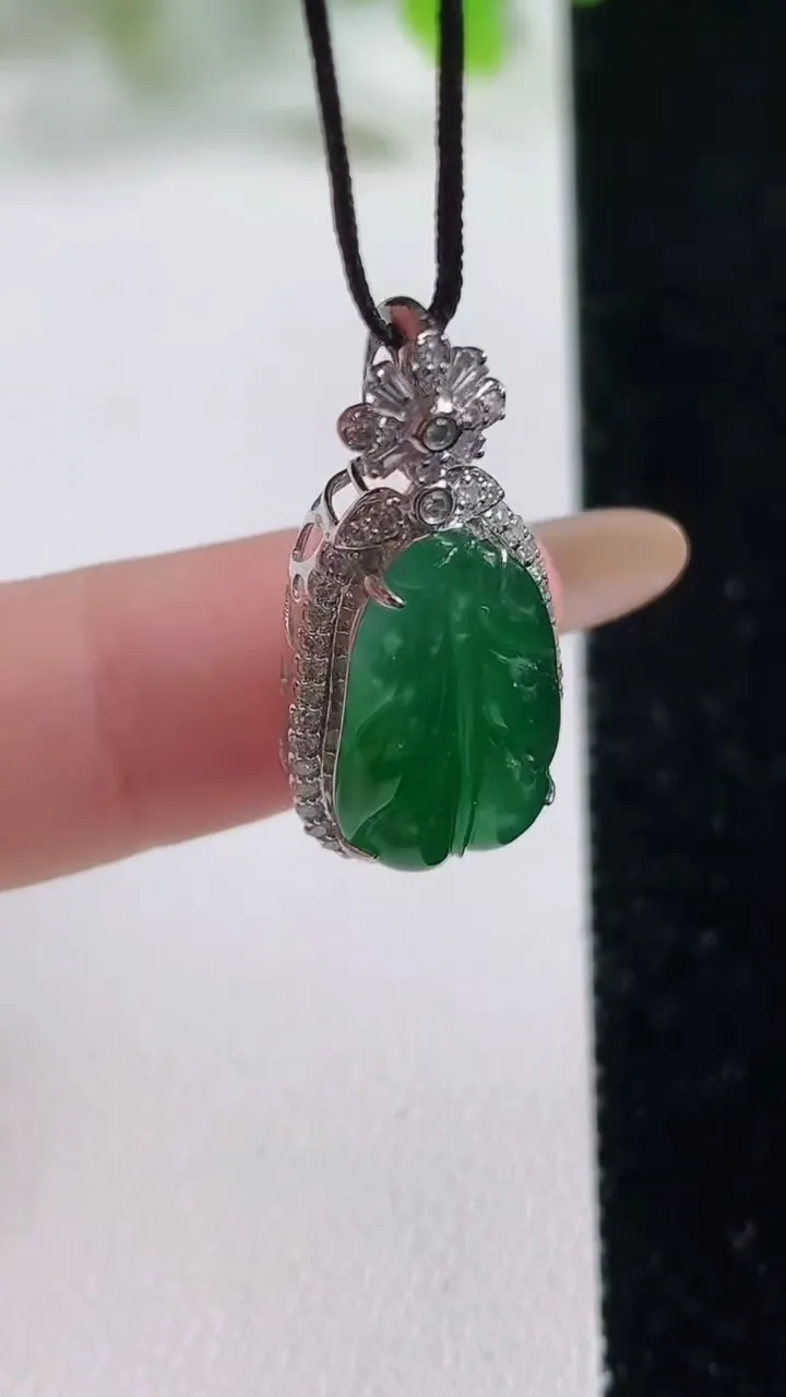 天然A货翡翠金枝玉叶 叶子吊坠，尺寸26.6-12.8-8.1裸石17.2-18，重量:3.27g
