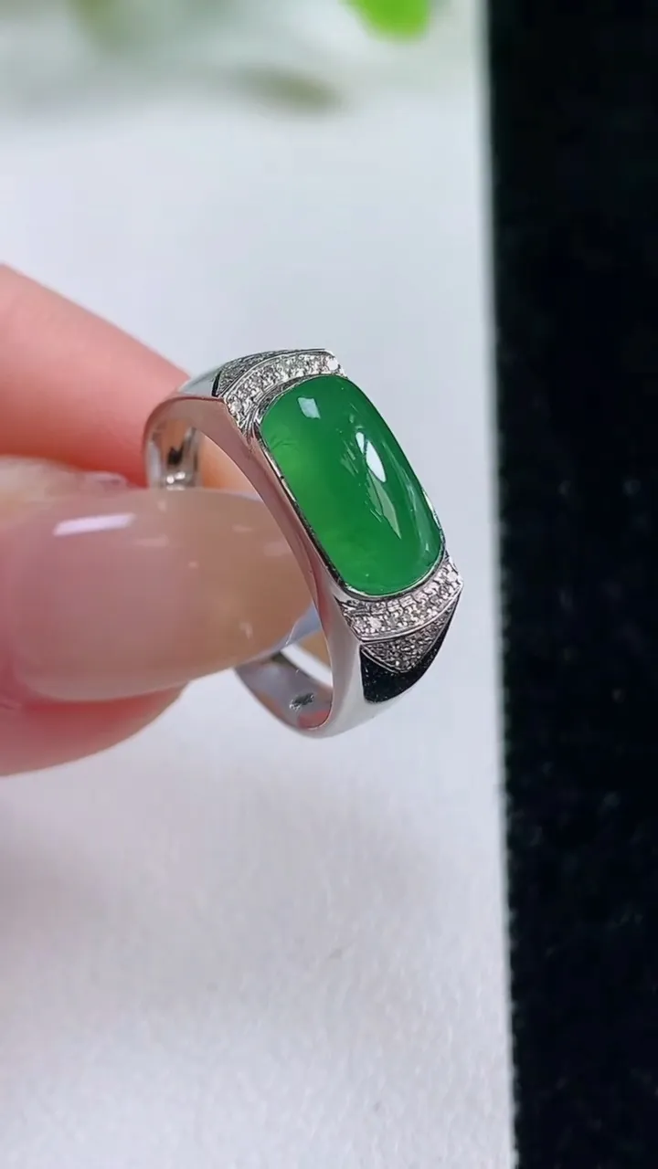 天然A货翡翠马鞍戒指，尺寸17.7-10.8-5.3-5.1，重量:3.45g2025年11月6日
工厂直销收藏佳品,种好水足，色泽均匀，有种有色，上手高大气！