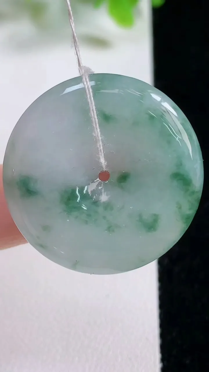 天然A货翡翠冰种飘花平安扣吊坠，尺寸30.3-4.9，重量:9.94g
11月6日