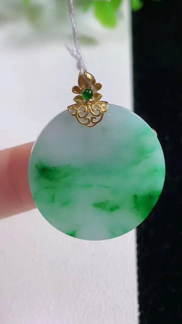 天然A货翡翠无事牌吊坠，尺寸25.3-2.7，重量:5.02g
11月6日