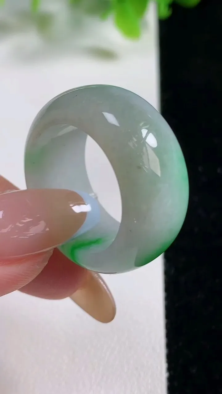 天然A货翡翠扳指 戒指 指环，尺寸20.5-11.8-4.5，重量:12.66g2025年11月6日