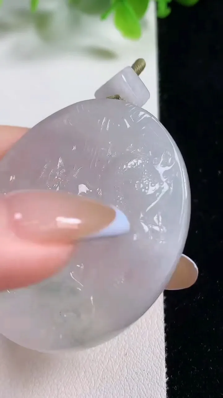 天然A货翡翠冰种飘花仿古龙牌吊坠，尺寸49-41.5-5.6，重量:25.52g
11月6日