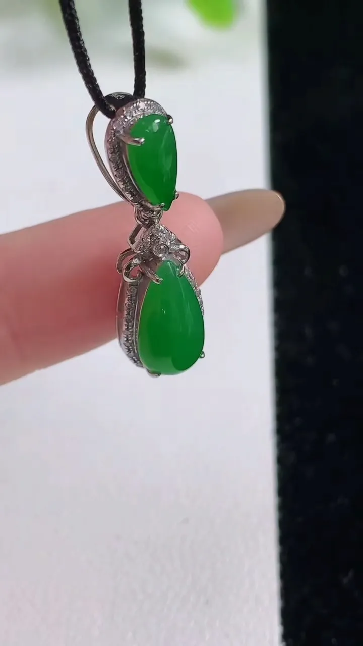 天然A货翡翠水滴吊坠，尺寸26.7-8.4-6.2裸石12.4-6.6，重量:2.17g
11月6日