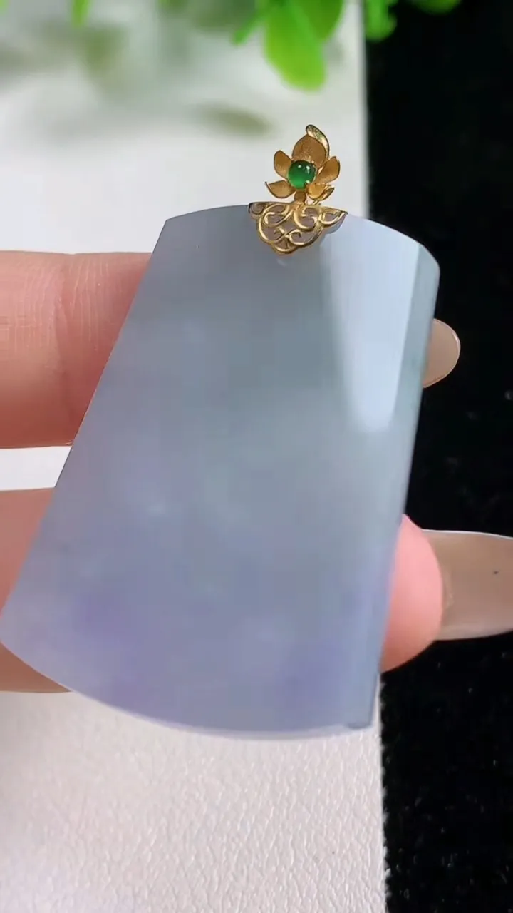 天然A货翡翠种春带彩 紫罗兰无事牌吊坠，尺寸37.4-26.6-4.1，重量:10.89g
11月6