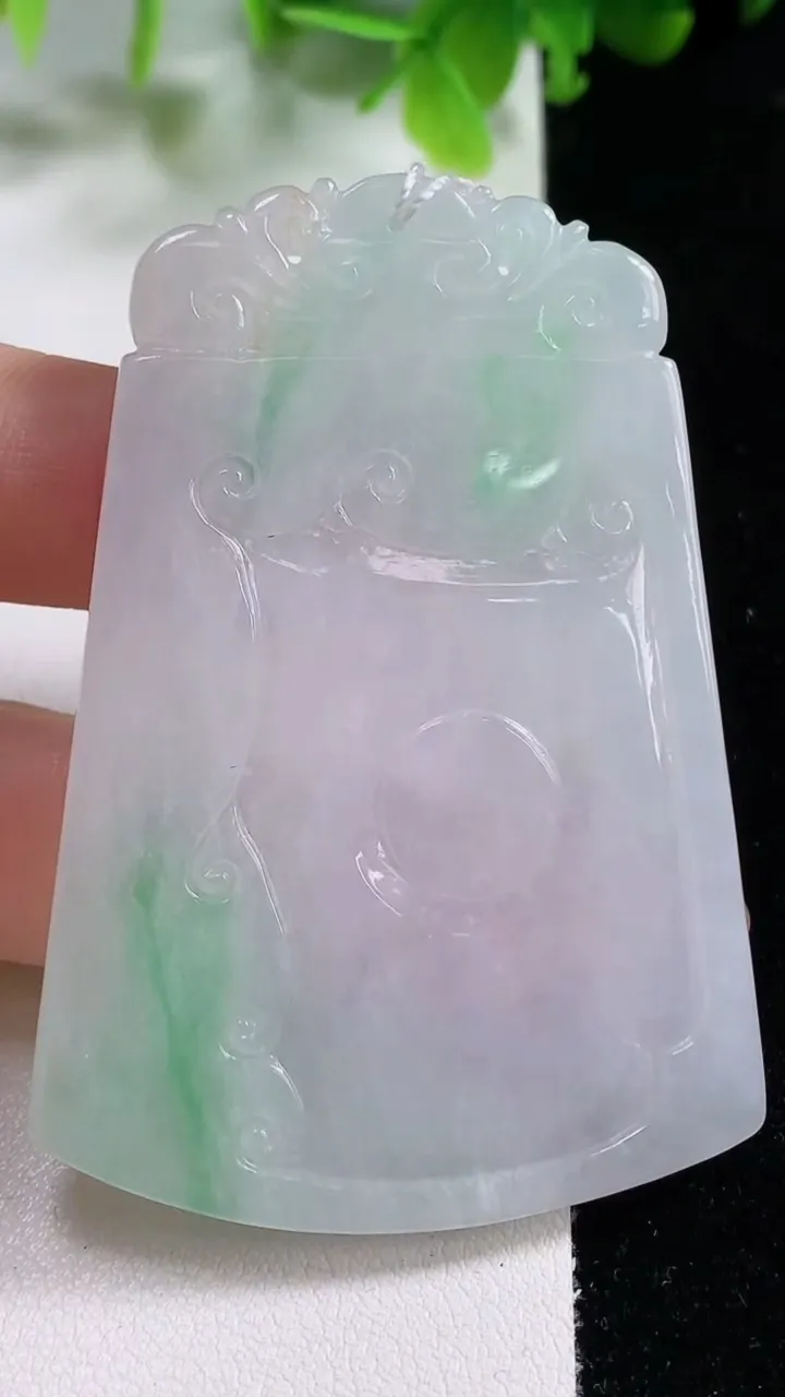 天然A货翡翠仿古无事牌吊坠，尺寸63-43.4-4.6，重量:28.33g
11月6日