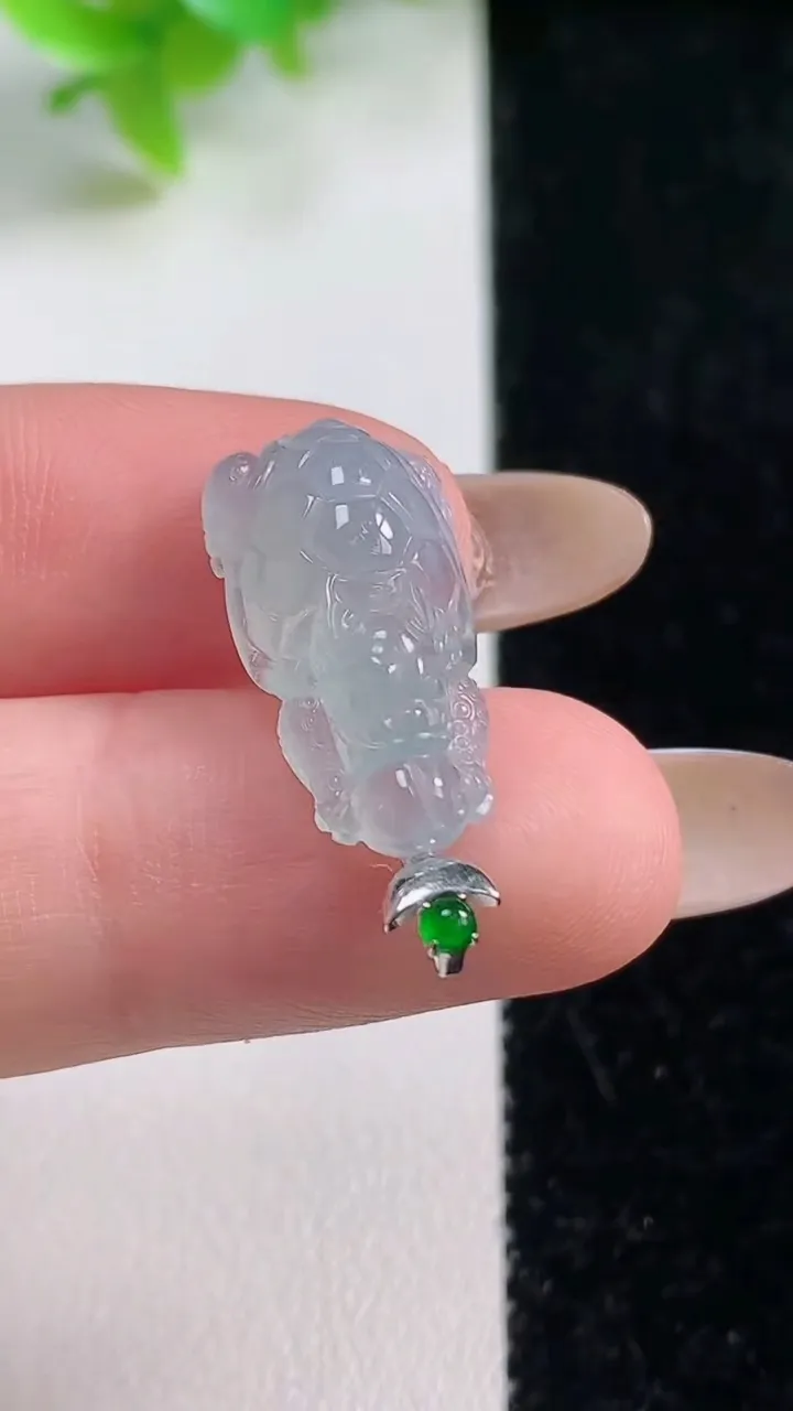 天然A货翡翠龙龟吊坠，尺寸20.8-11.2-6，重量:2.20g
11月6日