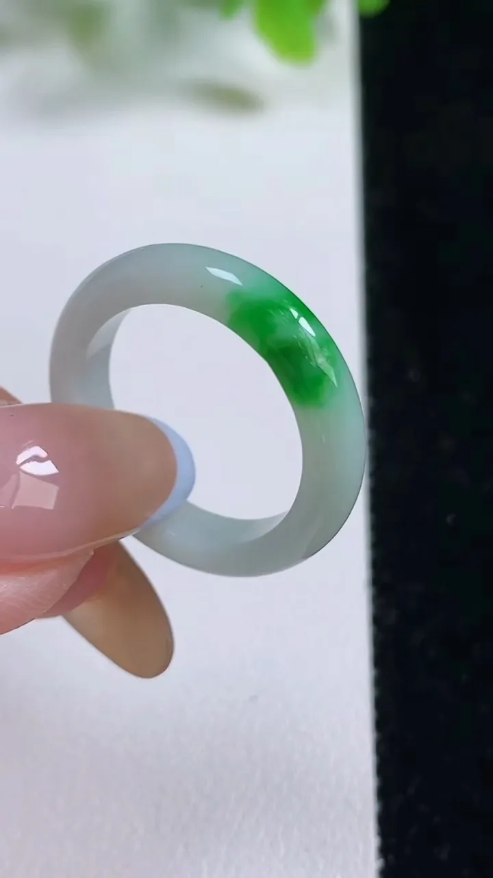 天然A货翡翠指环 戒指，尺寸18.4-4-3.2，重量:3.09g2025年11月6日
工厂直销收藏佳品,种好水足，色泽均匀，有种有色，上手高大气！